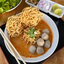 ข้าวซอย (ลูกชิ้นเนื้อ)