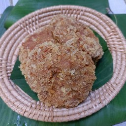 หมูทอด ชุบเกล็ดขนมปังชิ้นละ