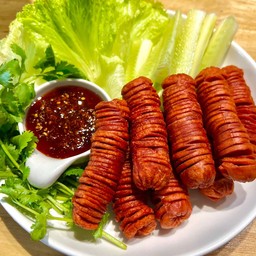 ไส้กรอกแดงเกลียวทอดกรอบ+ชุดน้ำจิ้มผักสด
