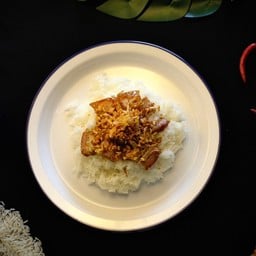 ผัดกระเทียมหมูกรอบ
