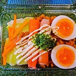 ยากิโซบะ หน้า ปูอัด ใส้กรอก ไข่ต้มยางมะตูม