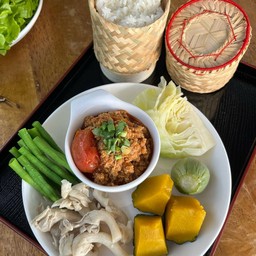 ข้าวเหนียว+น้ำพริกอ่อง+ผักลวก
