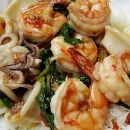 ข้าวผัดกระเพราทะเล(กุ้งปลาหมึก)