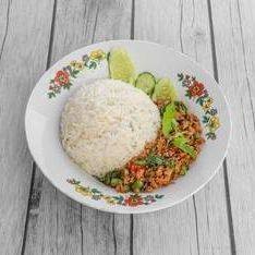 กระเพราหมูสับไข่ดาวราดข้าว+ต้มจืด
