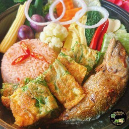 ข้าวคลุกน้ำพริกกะปิ+ชะอมทอดไข่+ปลาทูทอด1ตัว+ผักสดผักลวก ชุดใหญ่