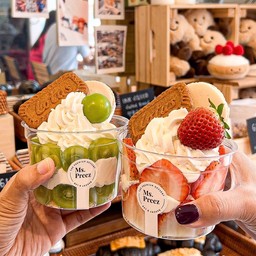 Greek cream cake strawberry