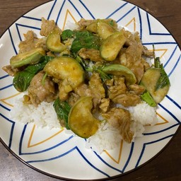 ข้าวเขียวหวานแห้งหมู