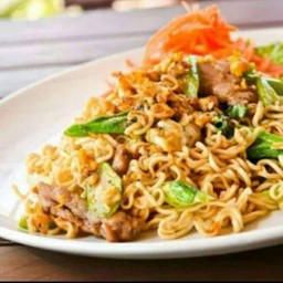 มาม่าผัดรวมผัก+หมูสับ50g