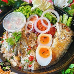 ชุดข้าวปลาทูยำสมุนไพร2ตัว+ไข่ต้ม1 พร้อมชุดผัก(กล่อง2000ml)