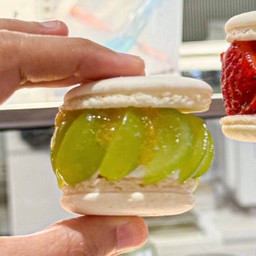 กรีกมาการองผลไม้สดองุ่น