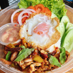 ชุดข้าวกระเพราหนวดปลาหมึก150g+ไข่ดาวกรอบ+พริกน้ำปลารสเด็ด+ผักสด ชุดใหญ่