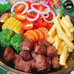 สเต็กเนื้อโคขุนหั่นเต๋า250gย่างซอสพริกไทยดำ+เฟร้นฟราย+รวมผักสลัด (กล่อง2000ml)