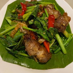 ข้าวราดคะน้าหมูกรอบ