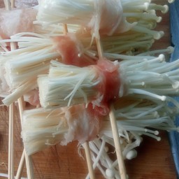 เห็ดเข็มพันหมูสามชั้น