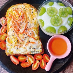 โทสต์ปังนุ่มอะโวคาโด้บดและปูอัดไข่ขยี้+โยเกิร์ตองุ่นไซมัสคัต(แถมน้ำผึ้งราด)