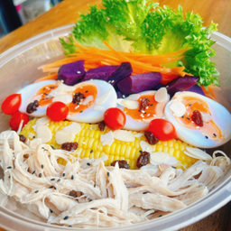 อกไก่ฉีก150g+ไข่ต้ม2+มันม่วง+ข้าวโพดธัญพืชและผักสลัด