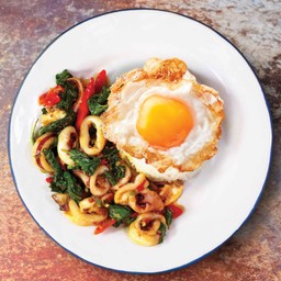 ข้าวราดกะเพราหมึก (ราคาไม่รวมไข่ดาว)