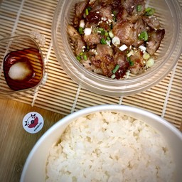 ข้าวหน้าหมูย่างราดซอสพอนสึ