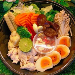 สุกี้ไร้เส้นหมู150g+รวมผัก+ไข่ยางมะตูม2ฟอง(กล่อง 2000ml)