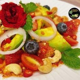 ยำอะโวคาโด้และสตอเบอร์รี่ โรยด้วยเม็ดมะม่วงหิมพานต์(กล่อง1220ml)