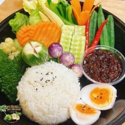 ชุดข้าวหอมมะลิ+น้ำพริกผัดหมู+ไข่ต้ม+ผักสดผักต้ม ตามฤดูกาล
