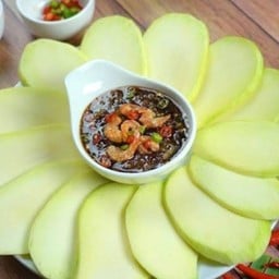 มะม่วงเปรี้ยว ปอกพร้อมทาน แถมเครื่องจิ้ม