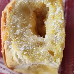 ขนมปังไส้ทะลัก เนยนมน้ำตาล