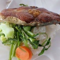 ปลามง น้ำพริก ผักลวก +ข้าวเปล่า