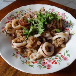 หมูสับ+ปลาหมึกกระเทียมราดข้าว