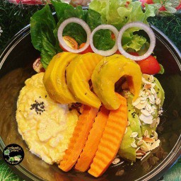 อะโวคาโด้100g+ไข่ขยี้2ฟอง+ฟักทอง+มันแครอท แถมผักสลัดหัวจาน