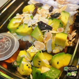 โทสต์ปังสูตรนุ่ม+อะโวคาโด้+ไข่ขยี้+เนื้อมะพร้าวอ่อน เพิ่มเนื้ออะโวคาโด้ โรยธัญพืช  น้ำผึ้ง