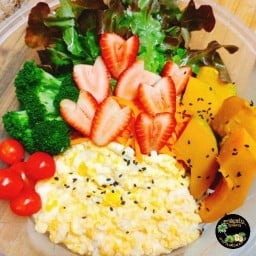 ฟักทองย่าง+ไข่ขยี้2ฟอง+สตอเบอร์รี่+ผักสลัดรวม ชุดใหญ่