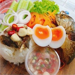 ข้าวขโมยแมว(ปลาทู2ตัว+ไข่1ฟอง+ผักสด+พริกน้ำปลา ชุดใหญ่