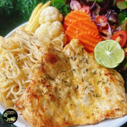 สเต็กอกไก่ย่าง200g+สปาเกตตีผัดเนยกระเทียม พร้อมชุดผักสลัดชุดใหญ่