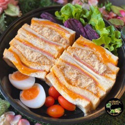 แซนวิชโบราณ+ผักสลัดมะเขือเทศมันม่วง+ไข่1ฟอง