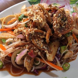 ยำมะม่วงปลากรอบ