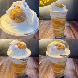 มะพร้าวปั่นนมสดเนยถั่ว ท็อปปิ้งเนยถั่วและเนื้อมะพร้าว(แก้ว22ออนซ์)