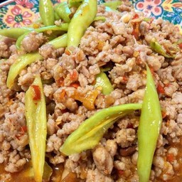 ผัดพริกหยวกหมูสับราดข้าว