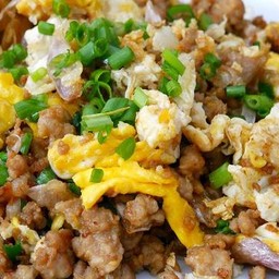 หมูสับผัดไข่ราดข้าว