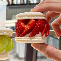 กรีกมาการองผลไม้สดสตอเบอร์รี่