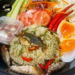 ข้าวผัดชะอมปลาทูทอด1ตัวใหญ่พริกสด+ไข่ต้ม1+ผักสด ชุดใหญ่