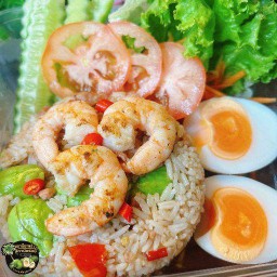 ข้าวผัดสตอกะปิ กุ้งสด3ตัว+หมูสับ+ไข่ต้ม1ฟอง พร้อมพริกน้ำปลา