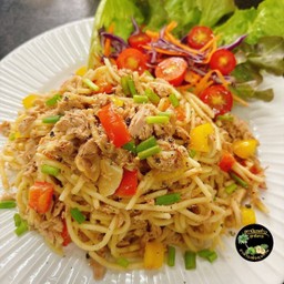 สปาเกตตีทูน่าผัดซอสพริกไทยดำและพริกหวาน