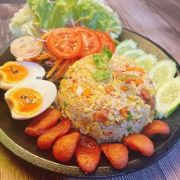 ข้าวผัดกุนเชียงเน้นๆ+ไข่ต้ม1ฟอง พร้อมพริกน้ำปลาและชุดผักชุดใหญ่