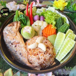 เซ็ตปลาทูทอด+ข้าวคลุกน้ำพริก+ผักสวนครัว(กล่อง2000ml)