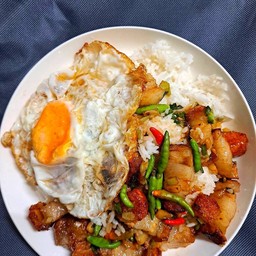 หมูกรอบผัดพริกขี้หนูสด &ไม่รวมไข่