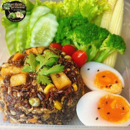ข้าวไรซ์เบอร์รี่ผัดธัญพืชไร้น้ำมัน+ไข่ต้ม+ผักสดผักลวก