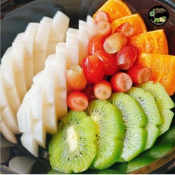 สาลี่ญี่ทองจัมโบ้1+กี่วี่เขียว1+องุ่นแดงนอก250g+ส้มใต้หวัน1ลูก(กล่อง2000ml)