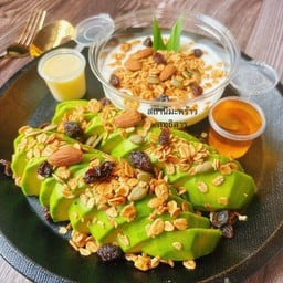 อะโวคาโด้300gโรยกราโนล่า+โยเกิร์ตรสธรรมชาติโรยกราโนล่า( ฟรีน้ำผึ้งและนมข้นหวาน)