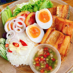 ปลาช่อนแดดเดียวทอด3ชิ้น+ข้าวหอมมะลิ+ไข่ต้ม1+ผักสดชุดใหญ่